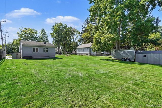 20 W New York Avenue, Pontiac, MI 48340