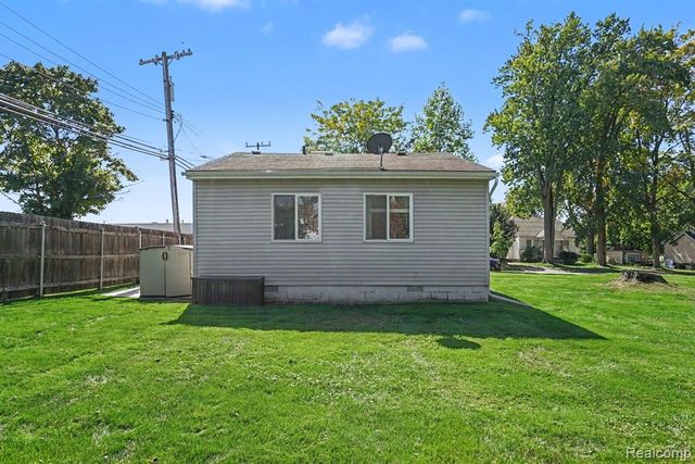 20 W New York Avenue, Pontiac, MI 48340