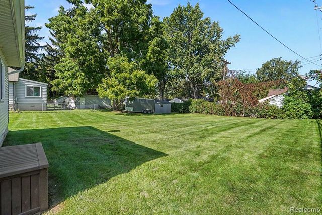 20 W New York Avenue, Pontiac, MI 48340