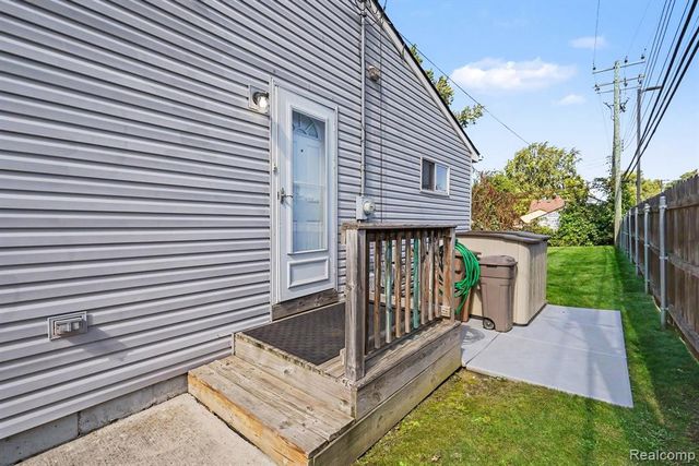 20 W New York Avenue, Pontiac, MI 48340