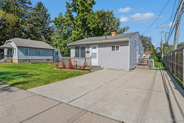 20 W New York Avenue, Pontiac, MI 48340