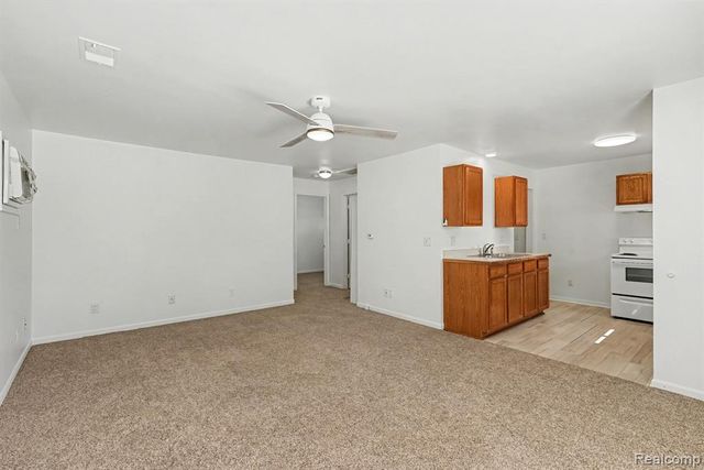 20 W New York Avenue, Pontiac, MI 48340