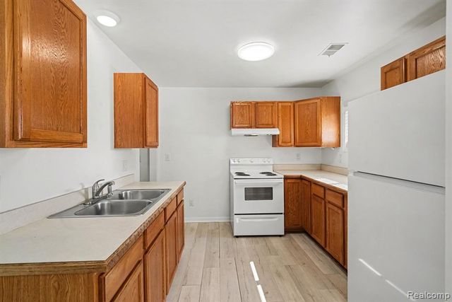 20 W New York Avenue, Pontiac, MI 48340