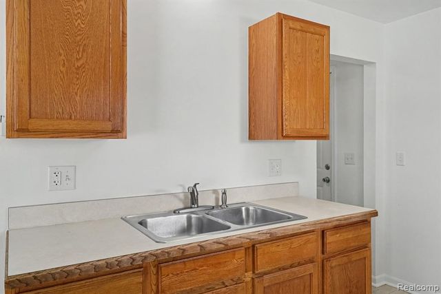 20 W New York Avenue, Pontiac, MI 48340