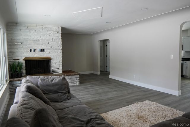 2172 Ostrum Drive, Waterford Charter Township, MI 48328