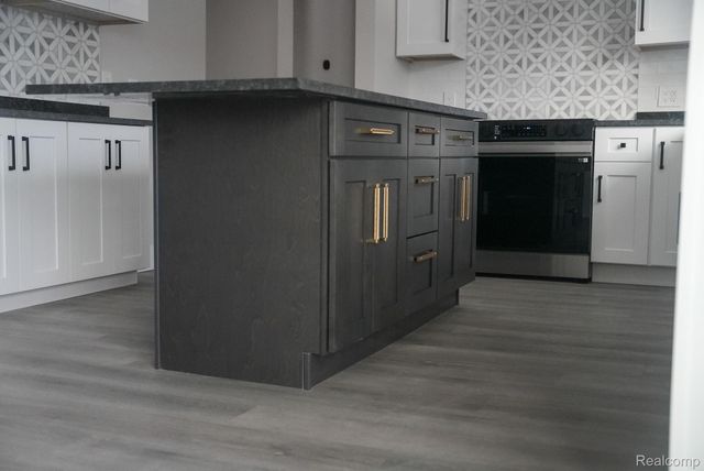 2172 Ostrum Drive, Waterford Charter Township, MI 48328