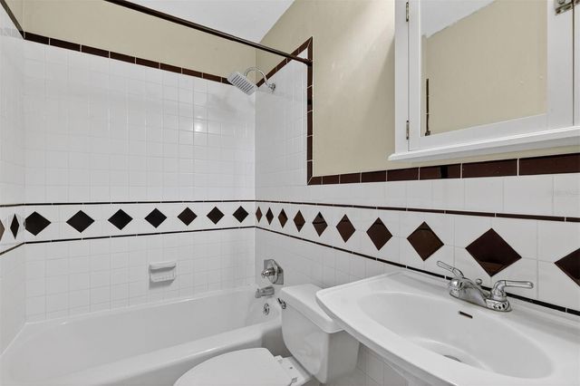 914 NE 6TH AVENUE, Gainesville, FL 32601