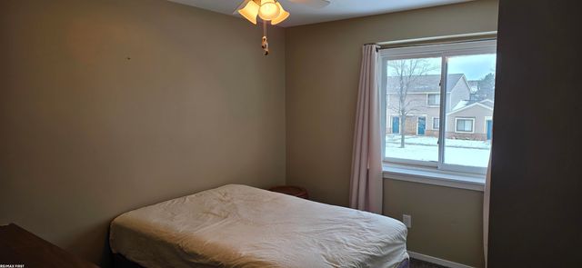 31827 Nardelli Lane, Roseville, MI 48066