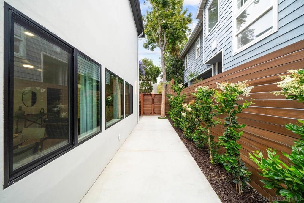 Image 1 of property listing at 7372 Fay Ave, La Jolla, CA 92037
