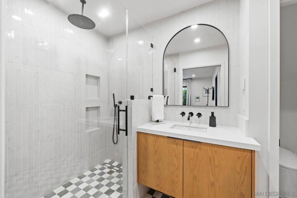 Image 34 of property listing at 7372 Fay Ave, La Jolla, CA 92037