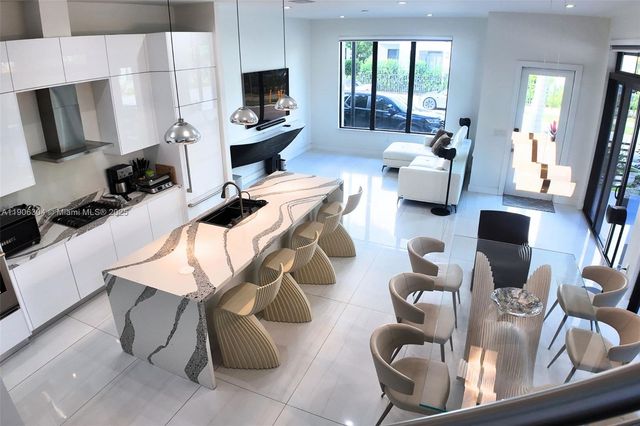 8002 NW 43rd St, Doral, FL 33166