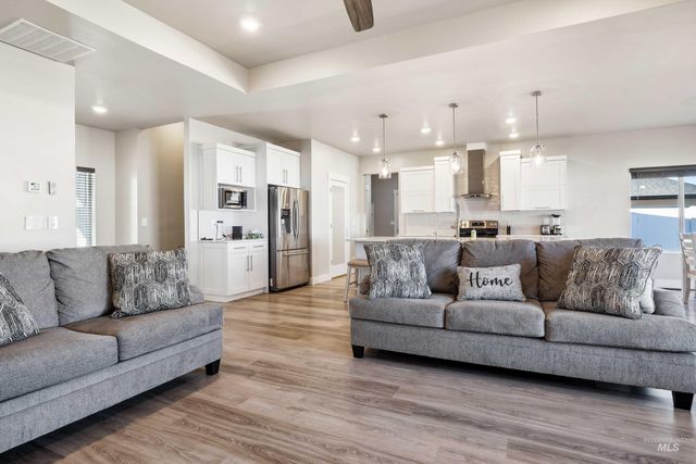 704 Midnight Sun Loop, Twin Falls, ID 83301