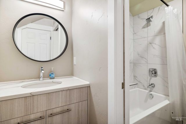 704 Midnight Sun Loop, Twin Falls, ID 83301