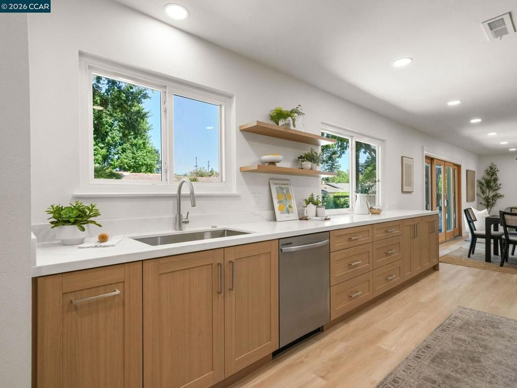 Image 15 of property listing at 136 Arbolado Dr, Walnut Creek, CA 94598