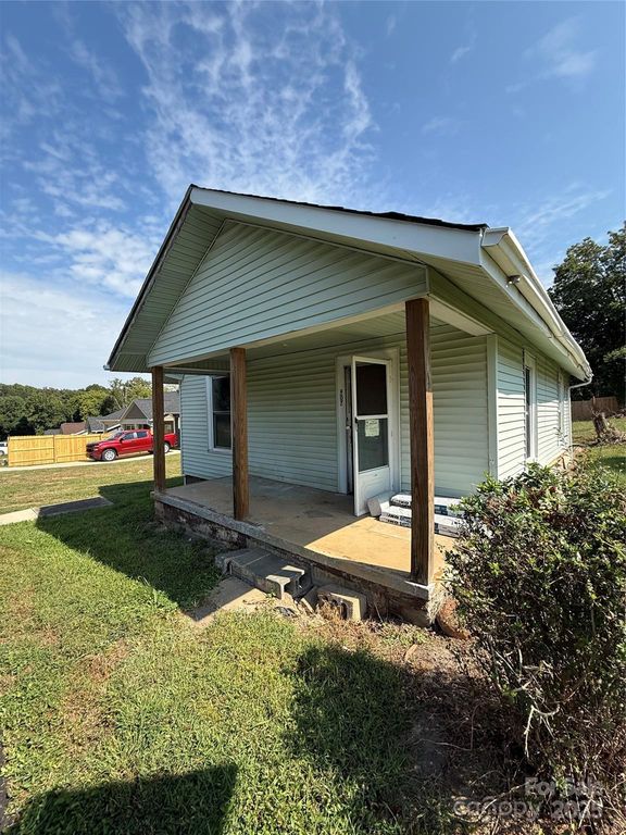 907 3rd Street Court SW, Hickory, NC 28602