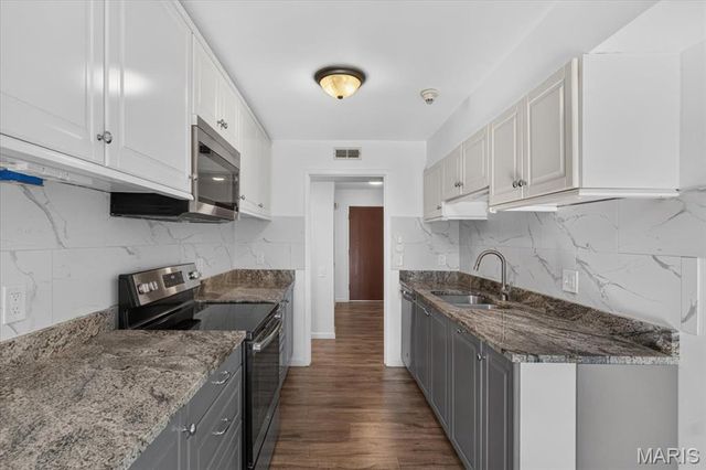 585 Coeur De Royale Drive 201, Creve Coeur, MO 63141