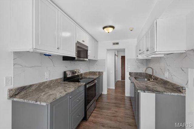 585 Coeur De Royale Drive 201, Creve Coeur, MO 63141