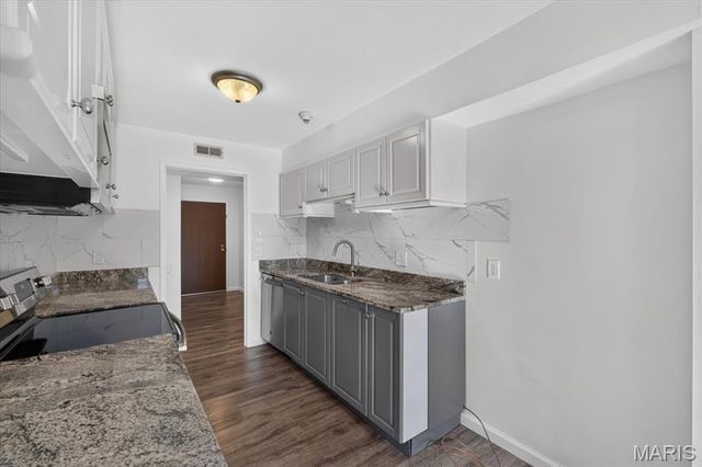 585 Coeur De Royale Drive 201, Creve Coeur, MO 63141