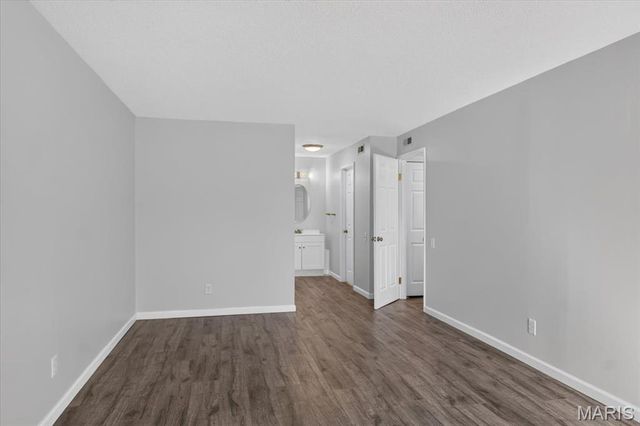 585 Coeur De Royale Drive 201, Creve Coeur, MO 63141