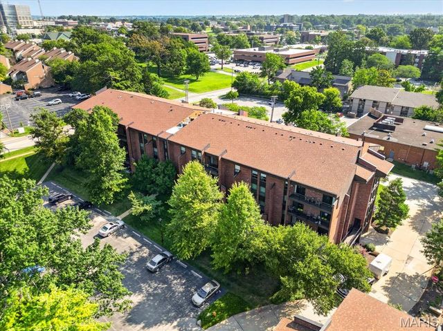585 Coeur De Royale Drive 201, Creve Coeur, MO 63141