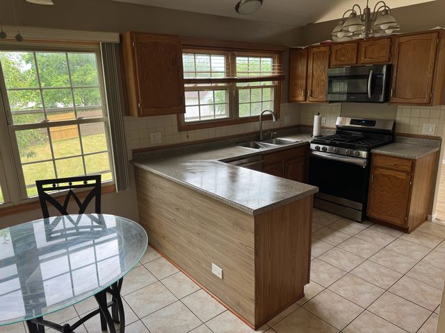 2404 Kenmore Court, Schaumburg, IL 60193