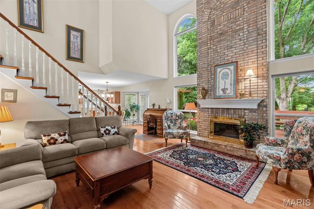 825 Crosswood Court, St Louis, MO 63129