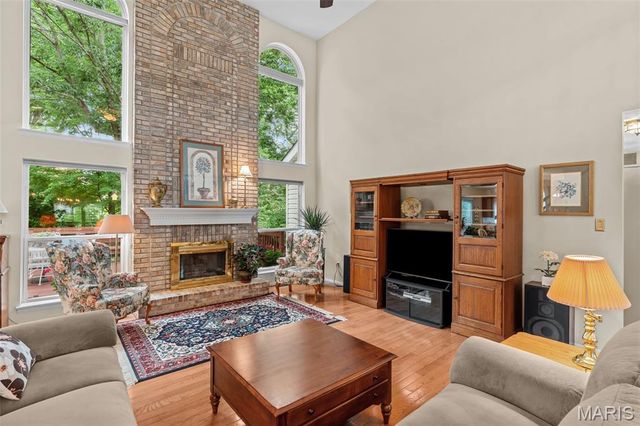 825 Crosswood Court, St Louis, MO 63129