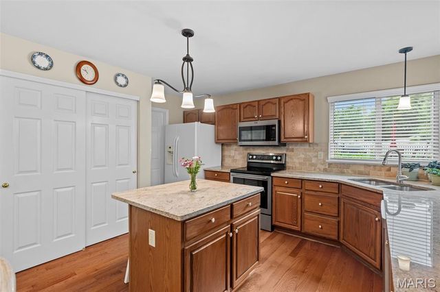 825 Crosswood Court, St Louis, MO 63129