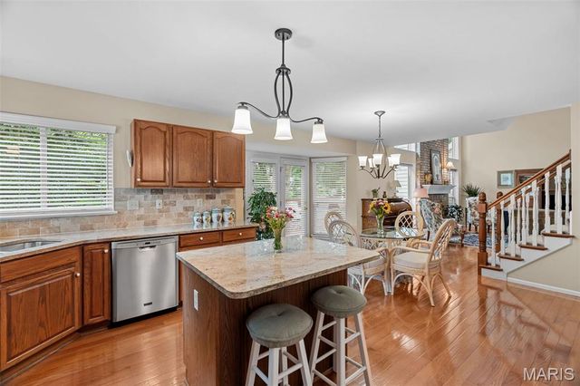 825 Crosswood Court, St Louis, MO 63129