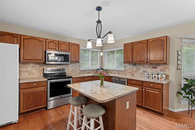 825 Crosswood Court, St Louis, MO 63129