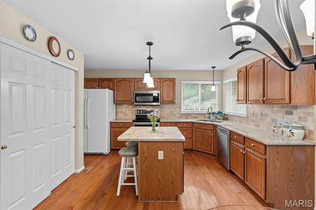 825 Crosswood Court, St Louis, MO 63129