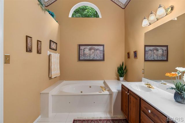 825 Crosswood Court, St Louis, MO 63129
