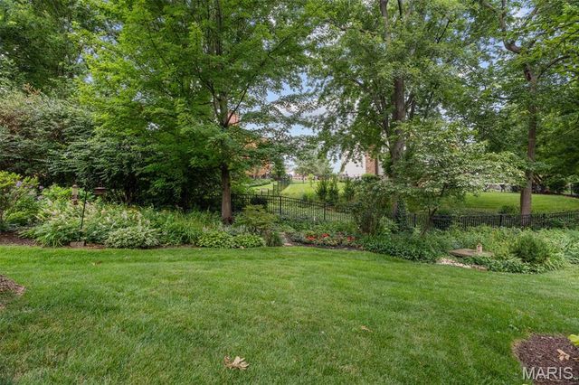 825 Crosswood Court, St Louis, MO 63129
