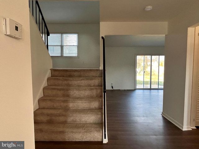 7 ELK LN, Newark, DE 19713