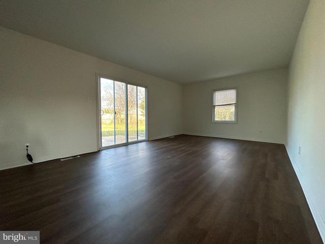 7 ELK LN, Newark, DE 19713