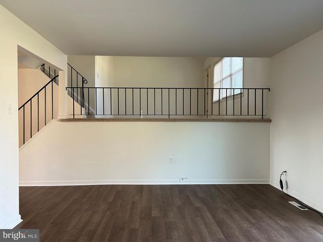 7 ELK LN, Newark, DE 19713
