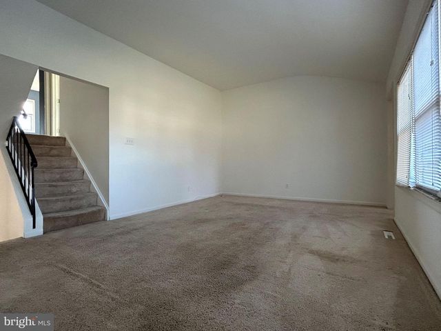 7 ELK LN, Newark, DE 19713