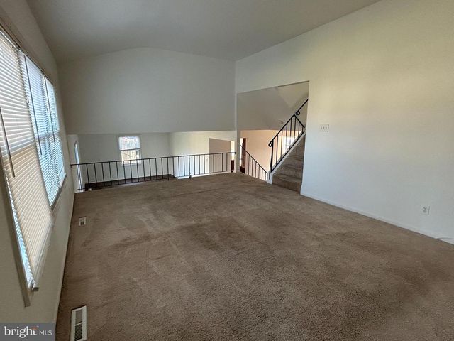 7 ELK LN, Newark, DE 19713