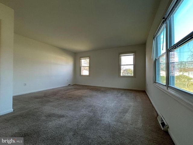 7 ELK LN, Newark, DE 19713