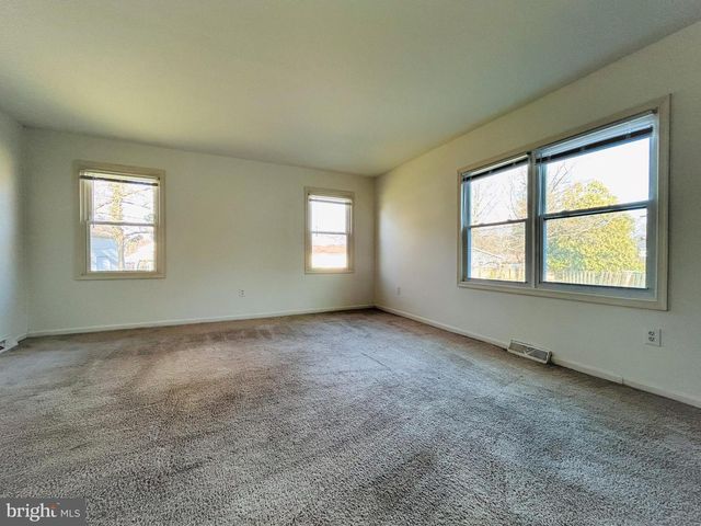 7 ELK LN, Newark, DE 19713