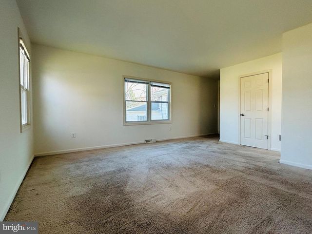 7 ELK LN, Newark, DE 19713