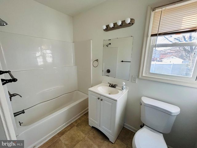 7 ELK LN, Newark, DE 19713