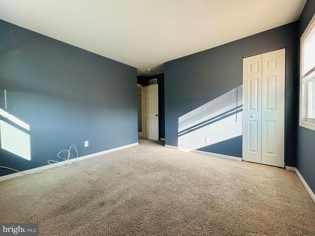 7 ELK LN, Newark, DE 19713