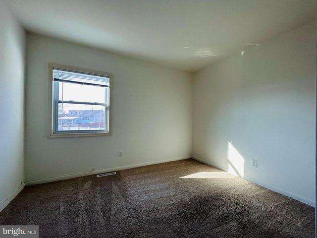 7 ELK LN, Newark, DE 19713