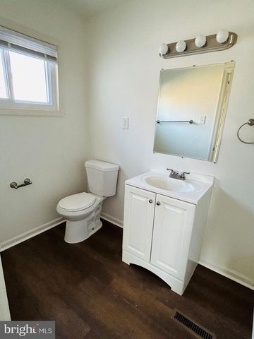 7 ELK LN, Newark, DE 19713