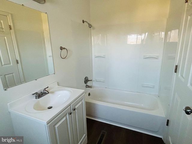 7 ELK LN, Newark, DE 19713