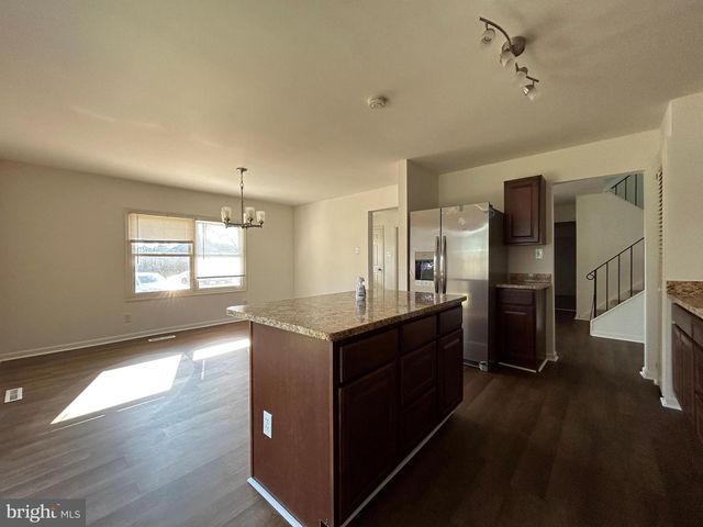 7 ELK LN, Newark, DE 19713