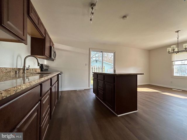 7 ELK LN, Newark, DE 19713