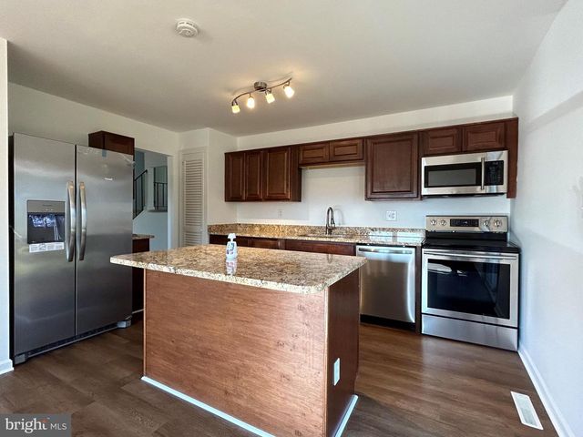 7 ELK LN, Newark, DE 19713