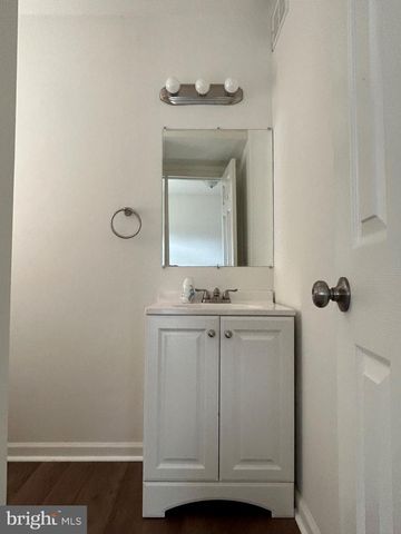 7 ELK LN, Newark, DE 19713